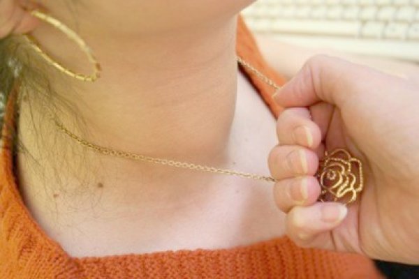 Un mucos de 19 ani a fost prins după ce a tâlhărit o femeie